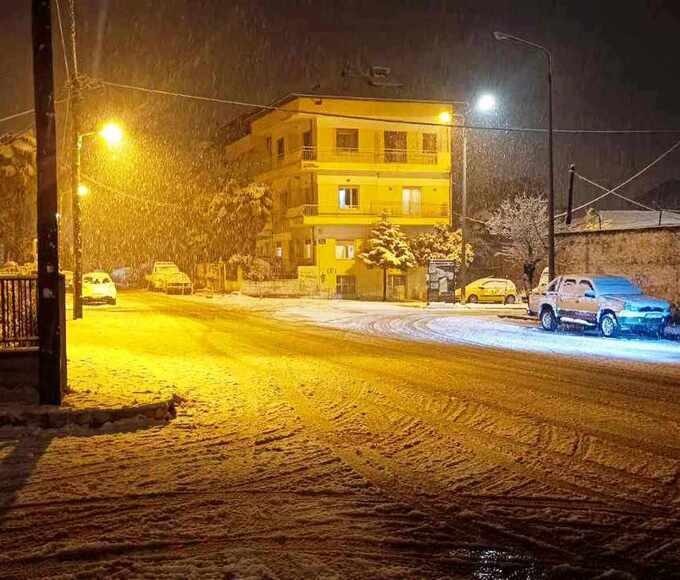 Χιονίζει στον Δήμο Νάουσας – Όχι άσκοπες μετακινήσεις